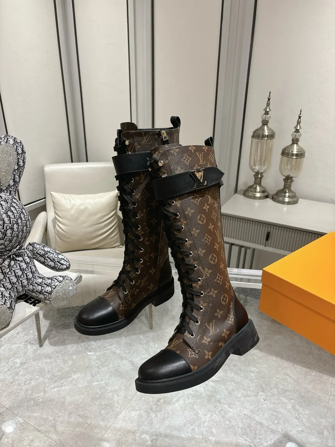 👟👟Ex-factory price 720👟👟 Louis Vuitton Louis Vuitton 2024 autumn and winter high-end customization, catwalk style of major celebrity Internet celebrities, century-old classic, exquisite craftsmanship, comfortable on the feet, side zipper design for easy putting on and taking off. This Citizen flat boots are made of smooth cow leather to demonstrate military style, and the adjustable strap embellished with the LV Capucines logo pays tribute to the Capucines handbag. The LV monogram embossed on the heel subtly echoes the Lozine trim of Louis Vuitton’s traditional trunks. Fabric: Full-grain cowhide Lining: Cowhide Buckle: Original molded outsole Original molded Color: Black Brown Code number 36 to 40 (41 to 42 can be customized and non-refundable) Bosses are welcome to make orders